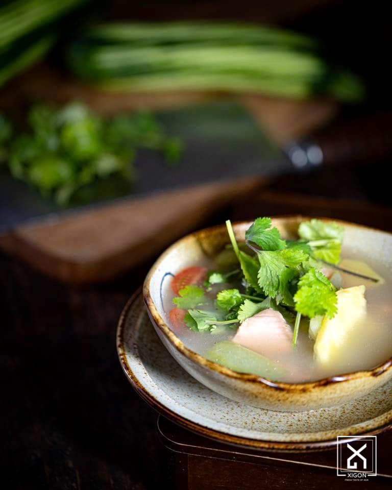 Tamarind Suppe mit Lachs | Xigon Restaurant Berlin